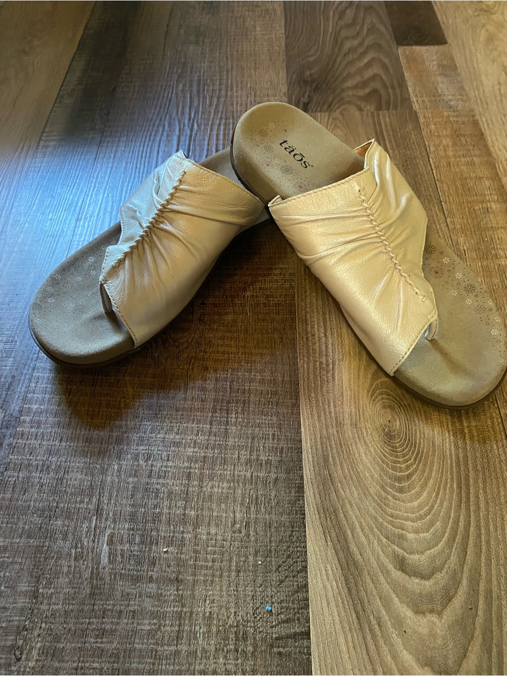 Taos Footwear Cream Ruched Slide Sandals